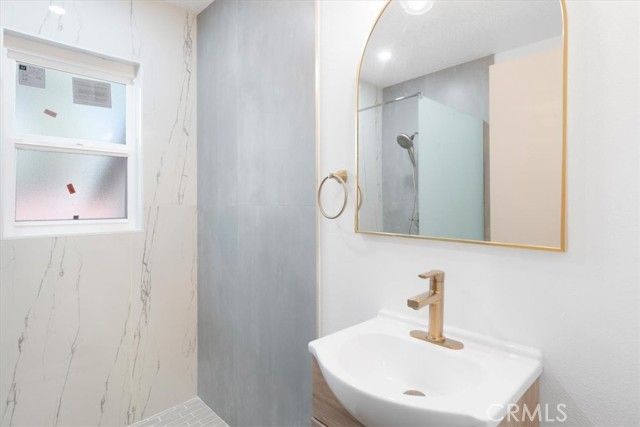 8581 Owensmouth, Canoga Park (los Angeles), CA 91304