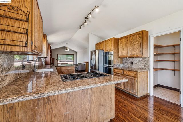 3510 Brunell Dr, Oakland, CA 94602