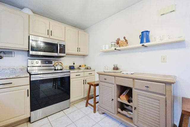 75 Lake St, Uxbridge, MA 01569