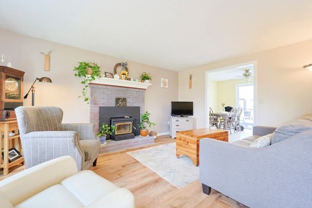 75 Lake St, Uxbridge, MA 01569