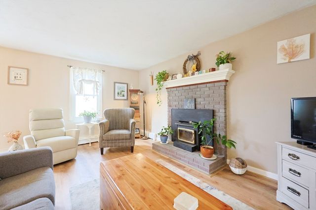 75 Lake St, Uxbridge, MA 01569