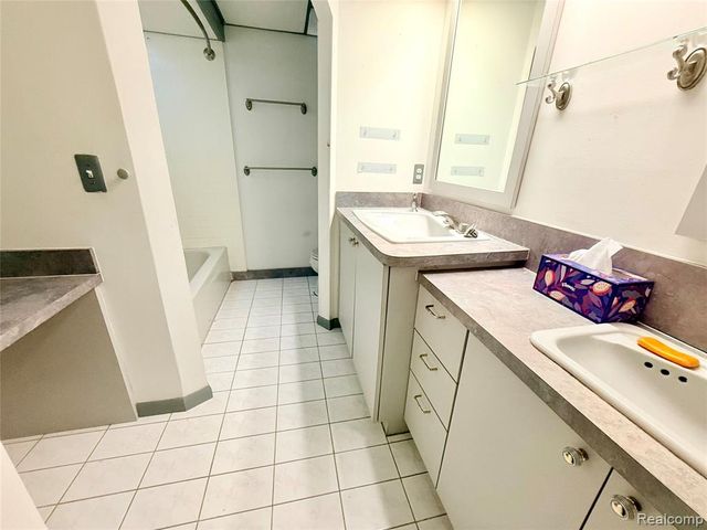 29105 Yorkshire Lane, Warren, MI 48088