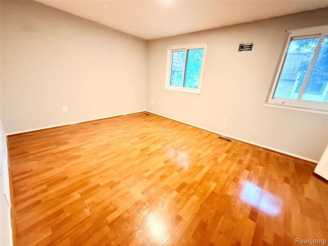 29105 Yorkshire Lane, Warren, MI 48088
