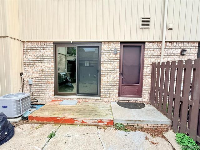 29105 Yorkshire Lane, Warren, MI 48088