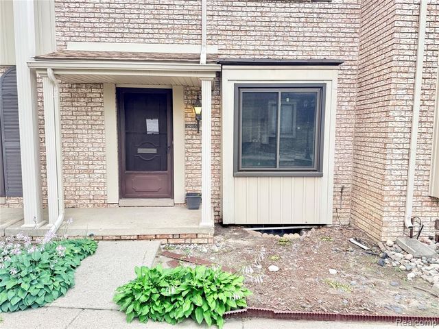 29105 Yorkshire Lane, Warren, MI 48088