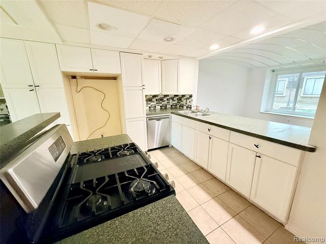 29105 Yorkshire Lane, Warren, MI 48088