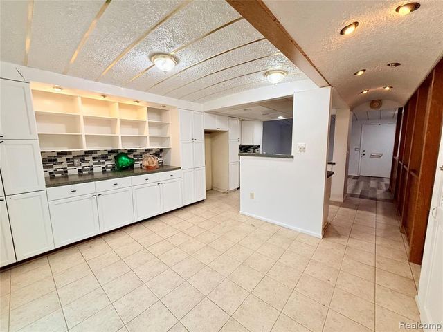 29105 Yorkshire Lane, Warren, MI 48088
