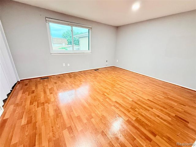 29105 Yorkshire Lane, Warren, MI 48088