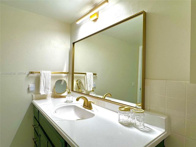 3000 NE 48th Street 203, Fort Lauderdale, FL 33308