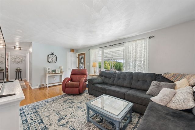 11 Lynn Lee Dr, City Of Greensburg, PA 15601