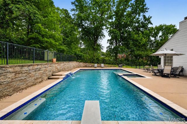 28 Berkshire Drive, St Louis, MO 63117
