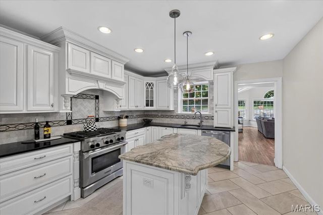 28 Berkshire Drive, St Louis, MO 63117