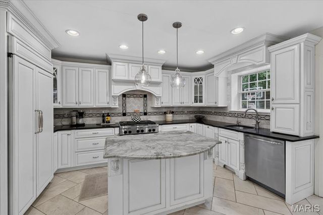 28 Berkshire Drive, St Louis, MO 63117