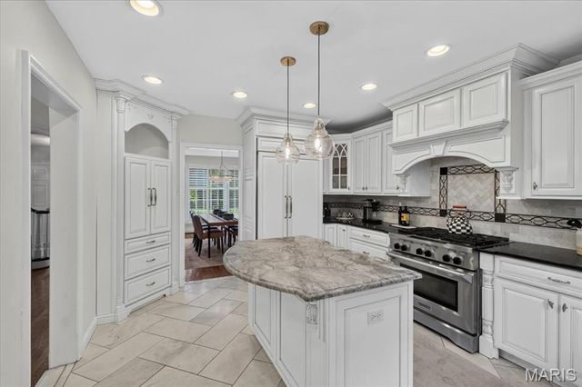 28 Berkshire Drive, St Louis, MO 63117