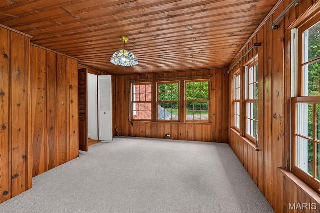 28 Berkshire Drive, St Louis, MO 63117