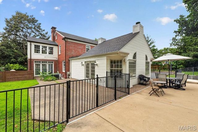 28 Berkshire Drive, St Louis, MO 63117