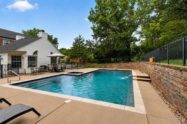 28 Berkshire Drive, St Louis, MO 63117