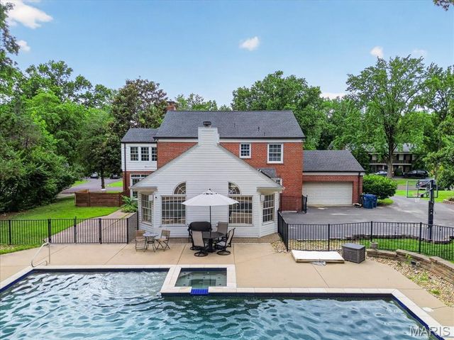28 Berkshire Drive, St Louis, MO 63117