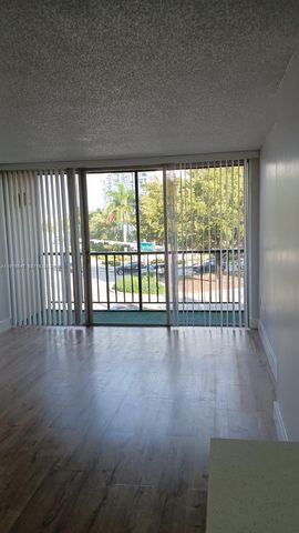 8820 Fontainebleau Blvd 302, Miami, FL 33172