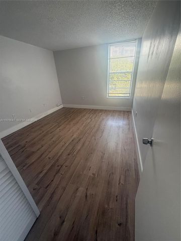 8820 Fontainebleau Blvd 302, Miami, FL 33172