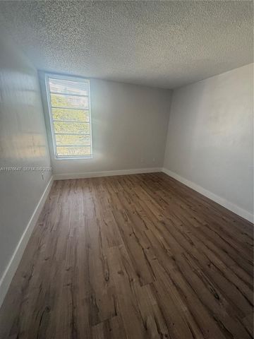 8820 Fontainebleau Blvd 302, Miami, FL 33172