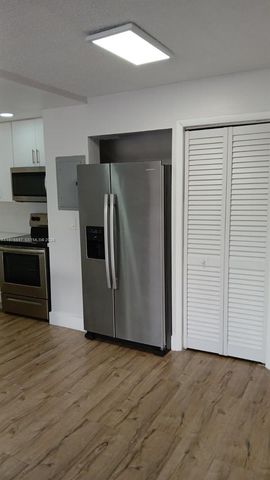 8820 Fontainebleau Blvd 302, Miami, FL 33172