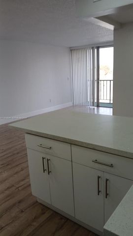 8820 Fontainebleau Blvd 302, Miami, FL 33172