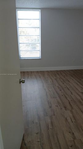 8820 Fontainebleau Blvd 302, Miami, FL 33172