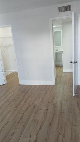 8820 Fontainebleau Blvd 302, Miami, FL 33172