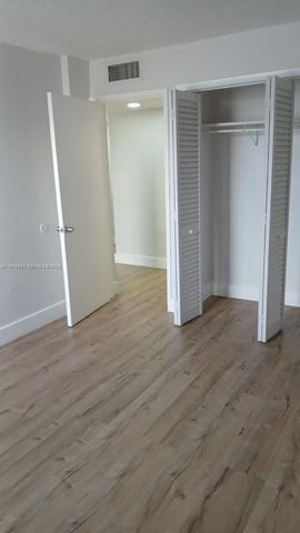 8820 Fontainebleau Blvd 302, Miami, FL 33172