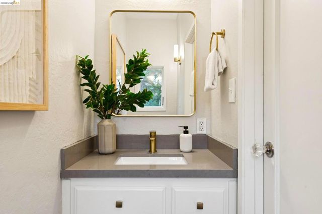 1374 1374 El Centro Ave, Oakland, CA 94602