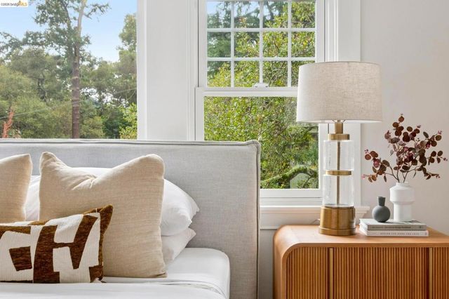 1374 1374 El Centro Ave, Oakland, CA 94602