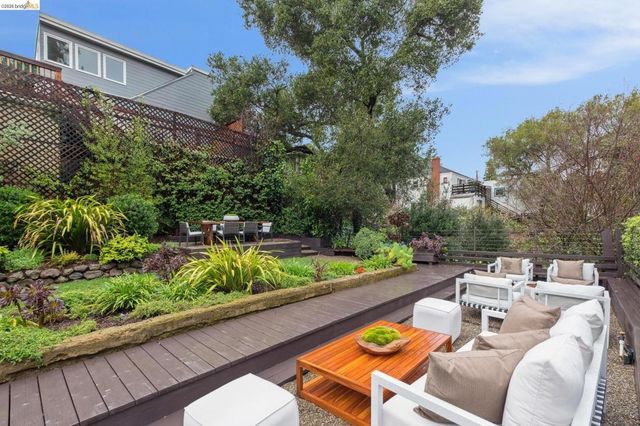 1374 1374 El Centro Ave, Oakland, CA 94602