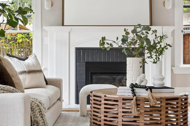 1374 1374 El Centro Ave, Oakland, CA 94602