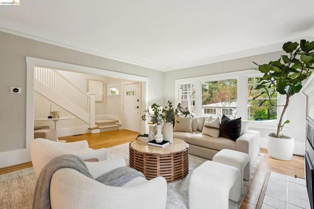 1374 1374 El Centro Ave, Oakland, CA 94602