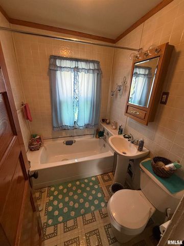 2528 FARNAM Street, Davenport, IA 52803