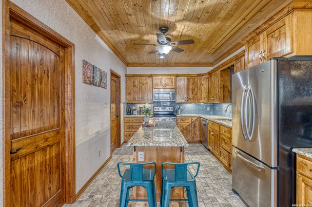 190 Fm 2748, Concan, TX 78838