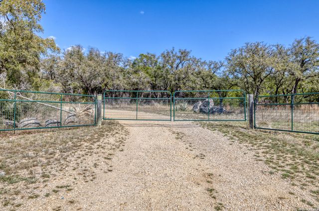 190 Fm 2748, Concan, TX 78838