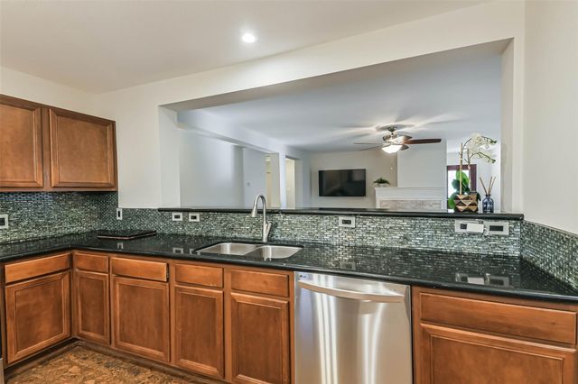 3711 Norwood Glen Lane, Friendswood, TX 77546