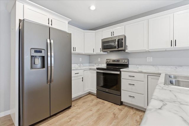 861 Grindstone Circle, Waterloo, IA 50702