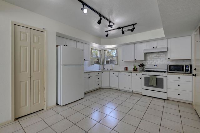 1752 BLUEBERRY Drive NE, Rio Rancho, NM 87144