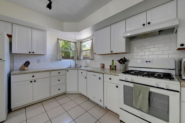 1752 BLUEBERRY Drive NE, Rio Rancho, NM 87144