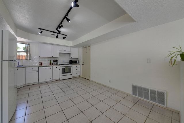 1752 BLUEBERRY Drive NE, Rio Rancho, NM 87144