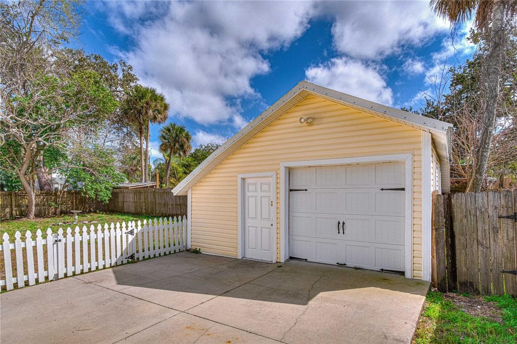 Image 4 of property listing at 208 MARY AVENUE, New Smyrna Beach, FL 32168