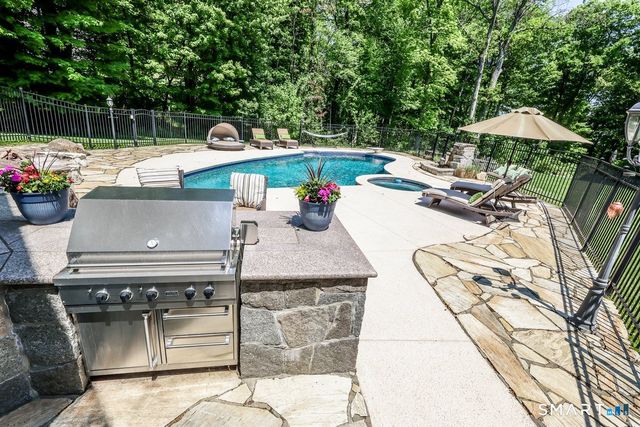 8 Rock Ridge Court, New Fairfield, CT 06812