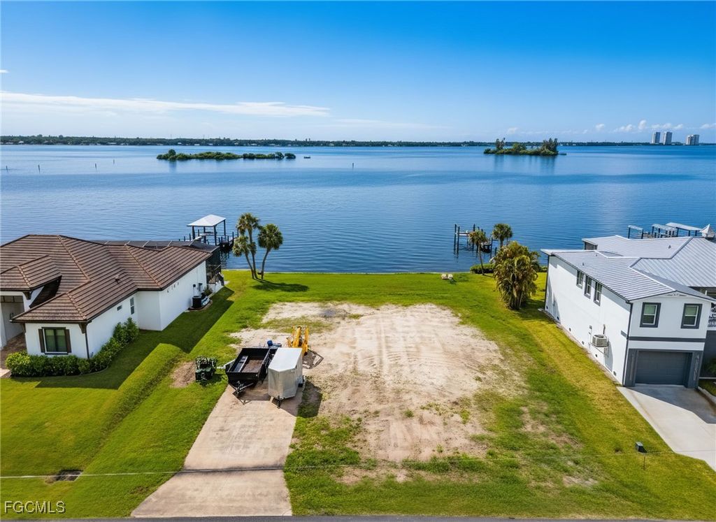2053 Club House RD, North Fort Myers, FL 33917