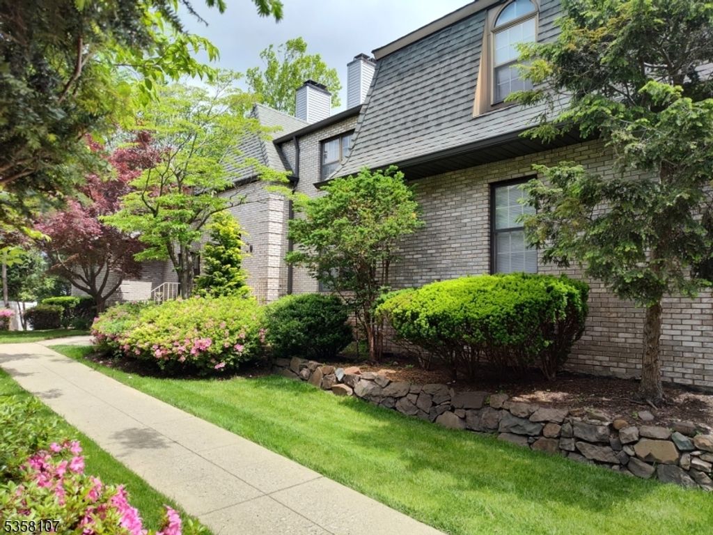 22 Falls Bridge Dr, Totowa Boro, NJ 07512
