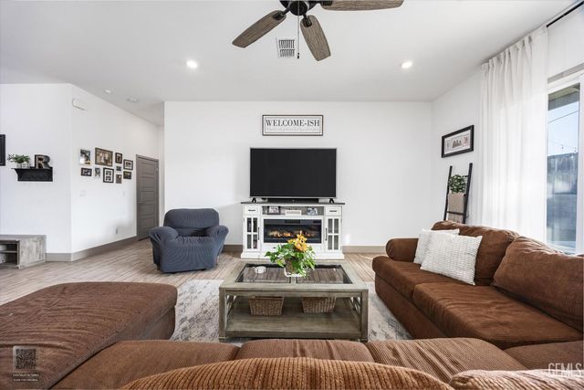 3206 Spruce Park Way, Shafter, CA 93263