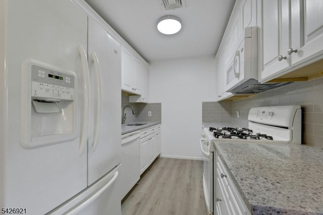846 Riverside Ave 202, Lyndhurst Twp., NJ 07071