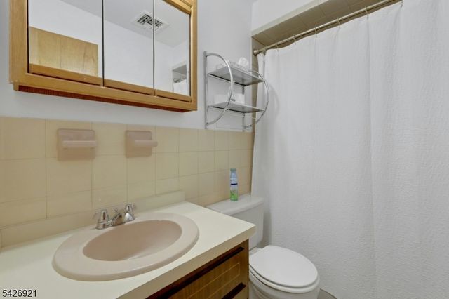 846 Riverside Ave 202, Lyndhurst Twp., NJ 07071